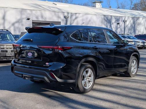 2024 Toyota Highlander LE