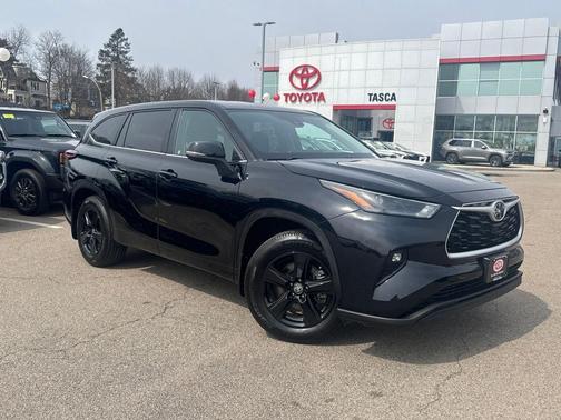 Midnight Black Metallic 2024 Toyota Highlander LE