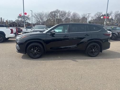 Midnight Black Metallic 2024 Toyota Highlander LE