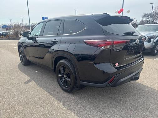 Midnight Black Metallic 2024 Toyota Highlander LE