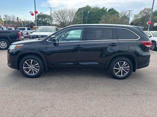 Midnight Black Metallic 2017 Toyota Highlander XLE