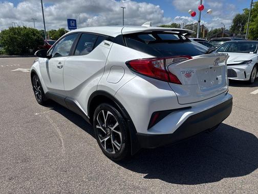 Blizzard Pearl 2020 Toyota C-HR XLE