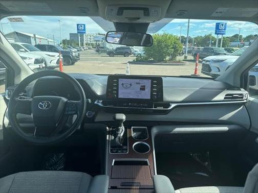 2022 Toyota Sienna LE