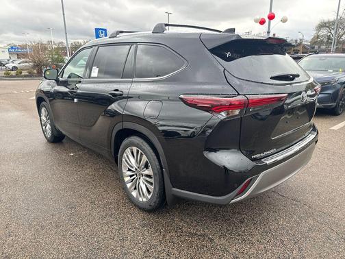 Midnight Black Metallic 2026 Toyota Highlander Platinum