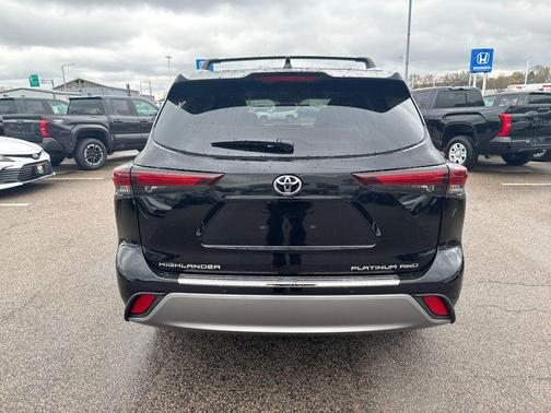 Midnight Black Metallic 2026 Toyota Highlander Platinum