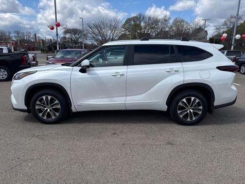 Wind Chill Pearl 2026 Toyota Highlander Hybrid XLE