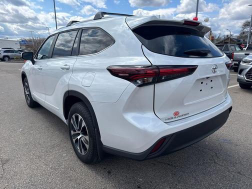 Wind Chill Pearl 2026 Toyota Highlander Hybrid XLE