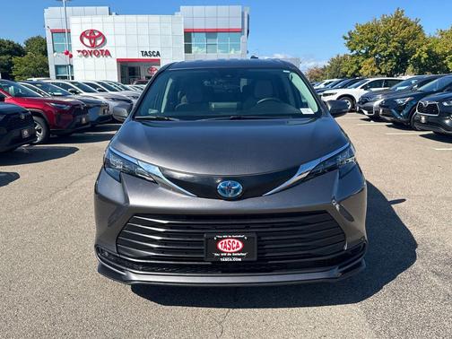 2024 Toyota Sienna LE