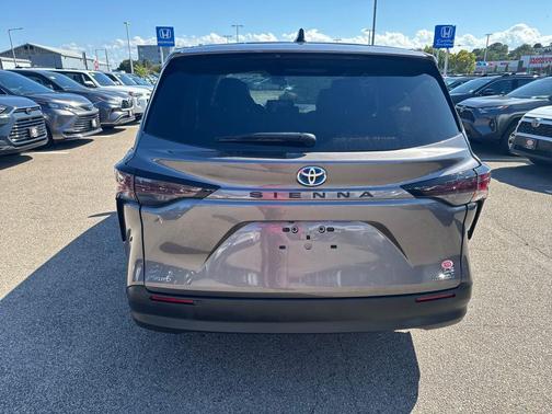 2024 Toyota Sienna LE