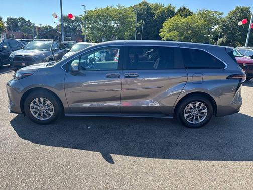 2024 Toyota Sienna LE