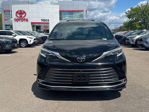 Midnight Black Metallic 2026 Toyota Sienna Platinum