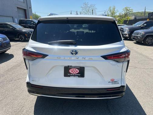 Pearl 2023 Toyota Sienna Platinum 7 Passenger