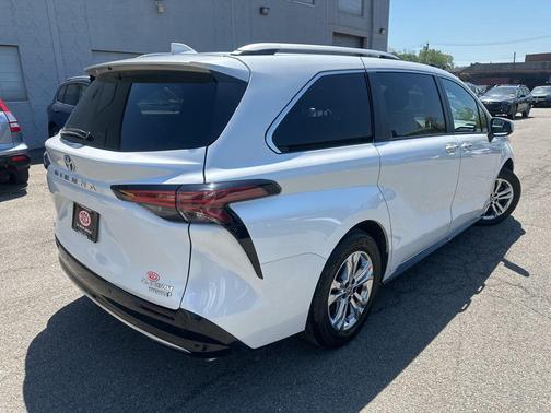 Pearl 2023 Toyota Sienna Platinum 7 Passenger