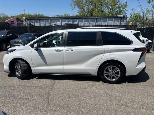 Pearl 2023 Toyota Sienna Platinum 7 Passenger