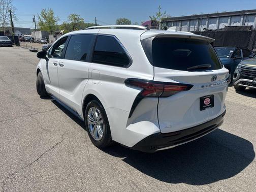 Pearl 2023 Toyota Sienna Platinum 7 Passenger