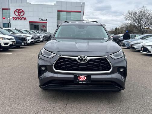 Magnetic Gray Metallic 2023 Toyota Highlander LE