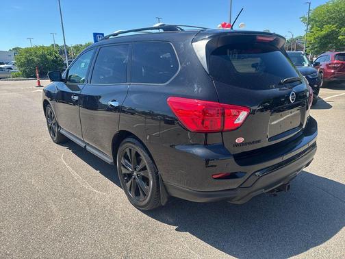 Magnetic Black 2018 Nissan Pathfinder SL