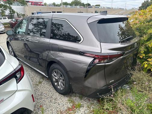2024 Toyota Sienna LE