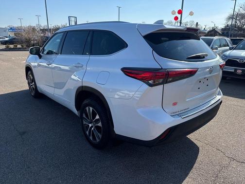 Wind Chill Pearl 2022 Toyota Highlander XLE
