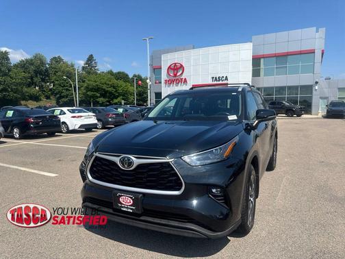 Midnight Black Metallic 2022 Toyota Highlander XLE