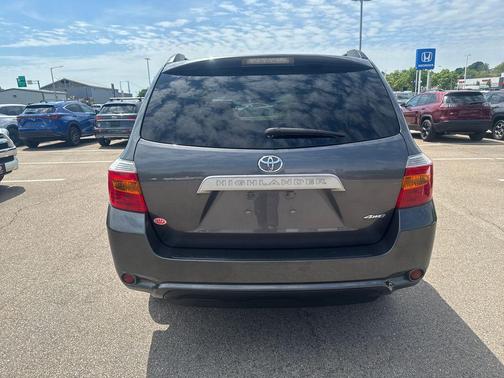 Magnetic Gray Metallic 2010 Toyota Highlander SE