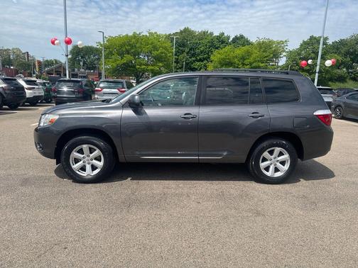 Magnetic Gray Metallic 2010 Toyota Highlander SE