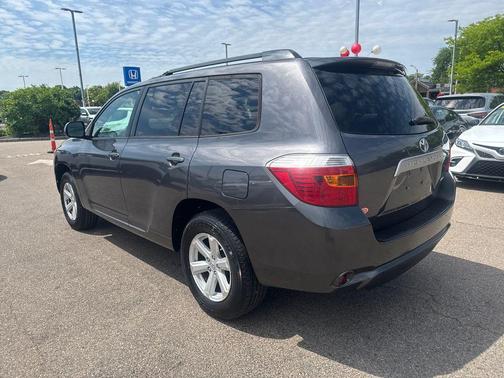 Magnetic Gray Metallic 2010 Toyota Highlander SE
