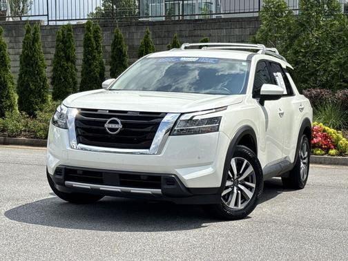 Pearl White Tricoat 2024 Nissan Pathfinder SL FWD