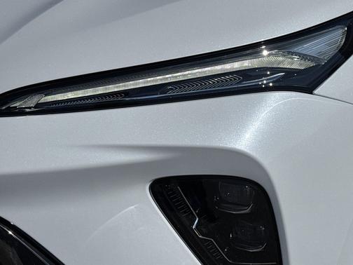 Iridescent White Tricoat 2026 Buick Envision Sport Touring AWD