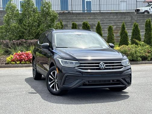 Deep Black Pearl 2024 Volkswagen Tiguan 2.0T S