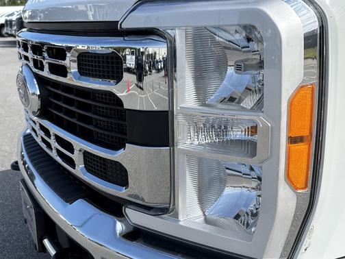 Oxford White 2023 Ford F-350 XLT