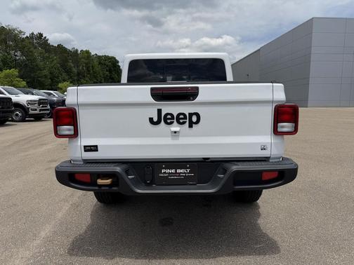 Bright White Clearcoat 2026 Jeep Gladiator Willys 41 4x4