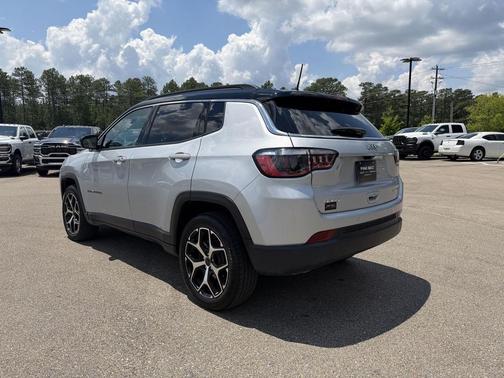 Silver Zynith Metallic Clearcoat 2025 Jeep Compass Limited