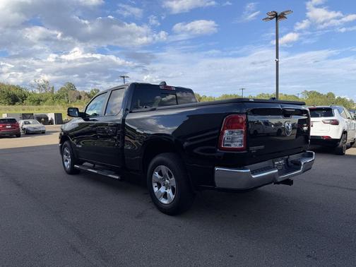 Diamond Black Crystal Pearlcoat 2024 RAM 1500 Big Horn/Lone Star