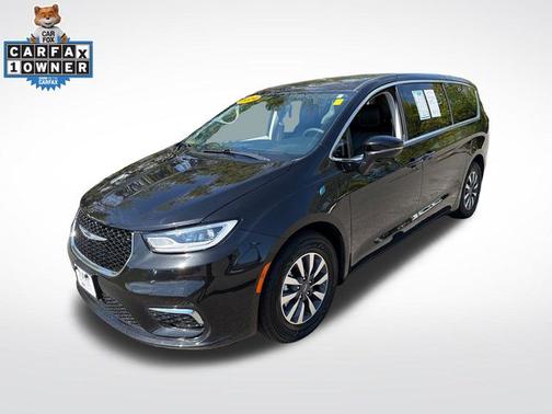 Brilliant Black Crystal Pearlcoat 2024 Chrysler Pacifica SELECT