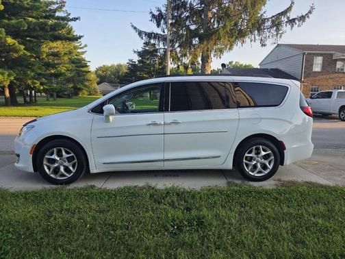 Bright White Clearcoat 2017 Chrysler Pacifica Touring-L
