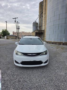 Bright White Clearcoat 2019 Chrysler Pacifica Touring L