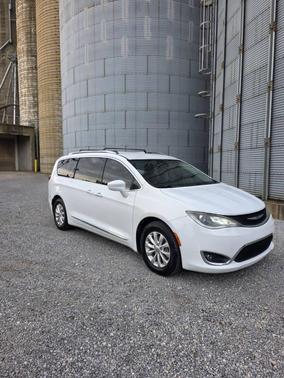 Bright White Clearcoat 2019 Chrysler Pacifica Touring L