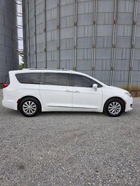 Bright White Clearcoat 2019 Chrysler Pacifica Touring L