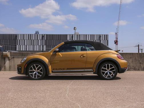 Sandstorm Yellow w/ Black Roof 2017 Volkswagen Beetle 1.8T Dune
