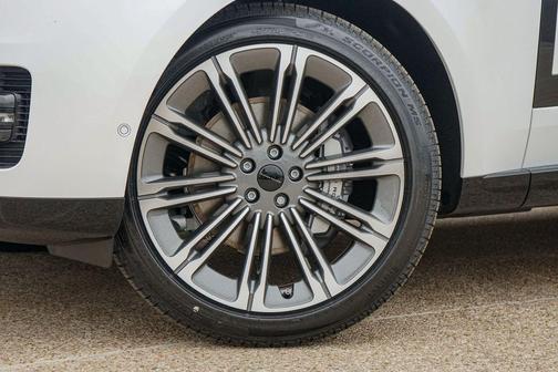 Ostuni Pearl White 2026 Land Rover Range Rover P400 SE