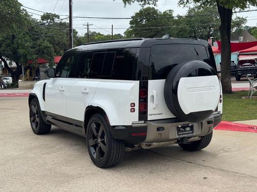 Fuji White 2025 Land Rover Defender P400 X-Dynamic SE