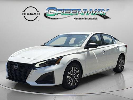 Glacier White 2025 Nissan Altima SV