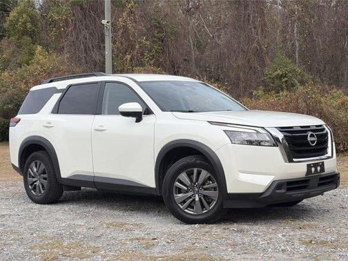 2024 Nissan Pathfinder SV