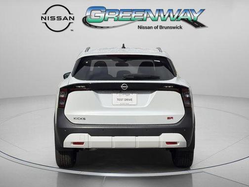 Aspen White Tri 2026 Nissan Kicks SR