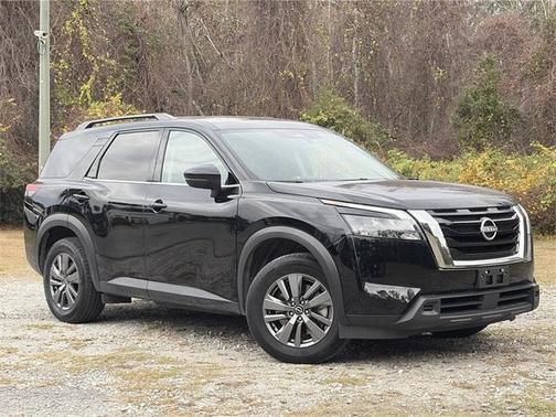 2025 Nissan Pathfinder SV