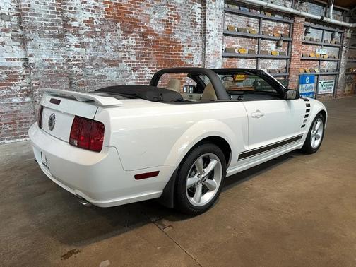 Performance White Clearcoat 2006 Ford Mustang GT Premium