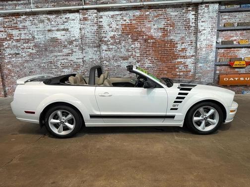 Performance White Clearcoat 2006 Ford Mustang GT Premium