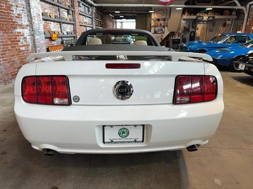 Performance White Clearcoat 2006 Ford Mustang GT Premium