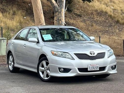 Classic Silver Metallic 2010 Toyota Camry SE